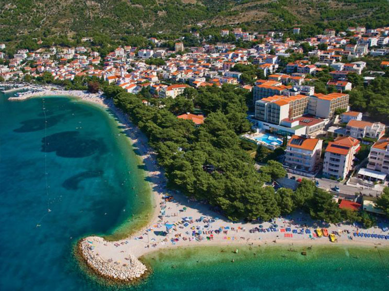 Baška voda je turistično središče v srednji Dalmaciji, na SZ delu makarskega primorja, ki leži pod vznožjem veličastnega gorskega masiva Biokovo, oddaljeno 10 km od Makarske in 45 od Splita.