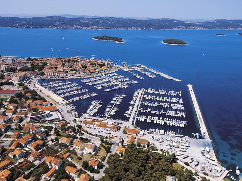 Biograd na moru je obalno mesto in pristanišče v Pašmanskem kanalu, 30 km jugovzhodno od Zadra. Zgrajen je delno na polotoku in delno na celini, v katero se na severu zajeda zaliv Bošana, na jugu pa zaliv Soline. 