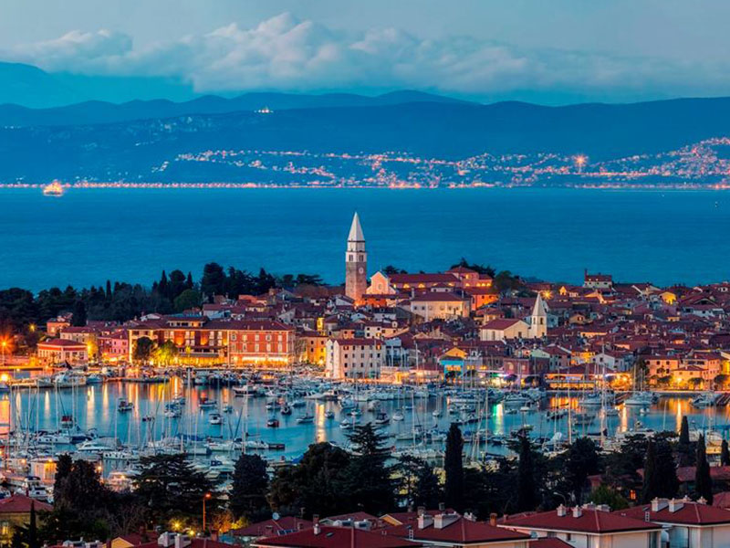 Staro obmorsko mestece Izola se naslanja na jugozahodno obalo tržaškega zaliva, kjer se pristna tradicija ribištva in vinarstva, mistični sledovi preteklosti ter prijaznost domačinov stapljajo v nepozaben mozaik doživetij.