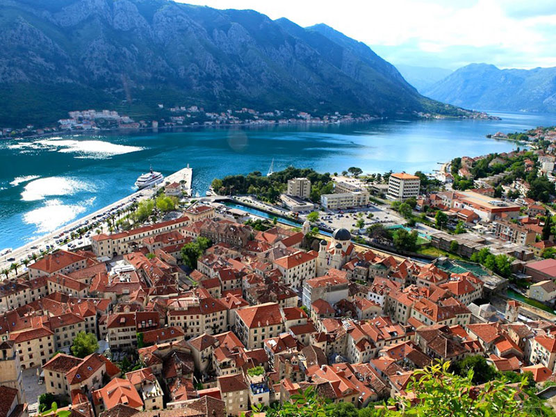 Srednjeveško mesto trgovcev, morjeplovcev in ribičev, danes moderno urbano obmorsko mesto, se nahaja v kotorskem zalivu.