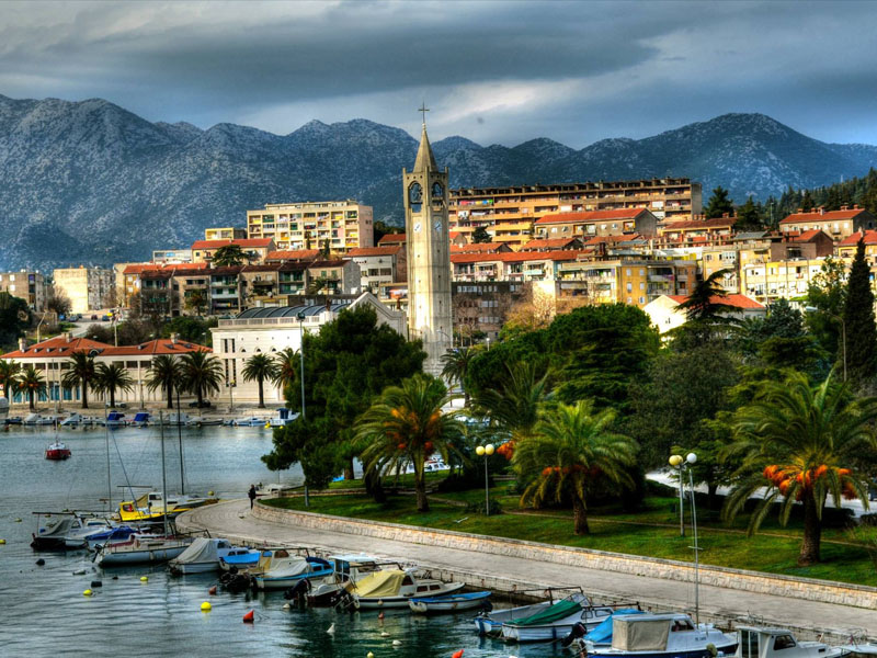 Hrvaško mesto in pristanišče v južnem delu Dalmacije se nahaja v zalivu, na tretjem kilometru ožine, na bregovih neretvanskega kanala. Prvotno ribiško mestece je ime dobilo po strugi, za katero so ribiči dejali, da je tako ravna kot plošča.