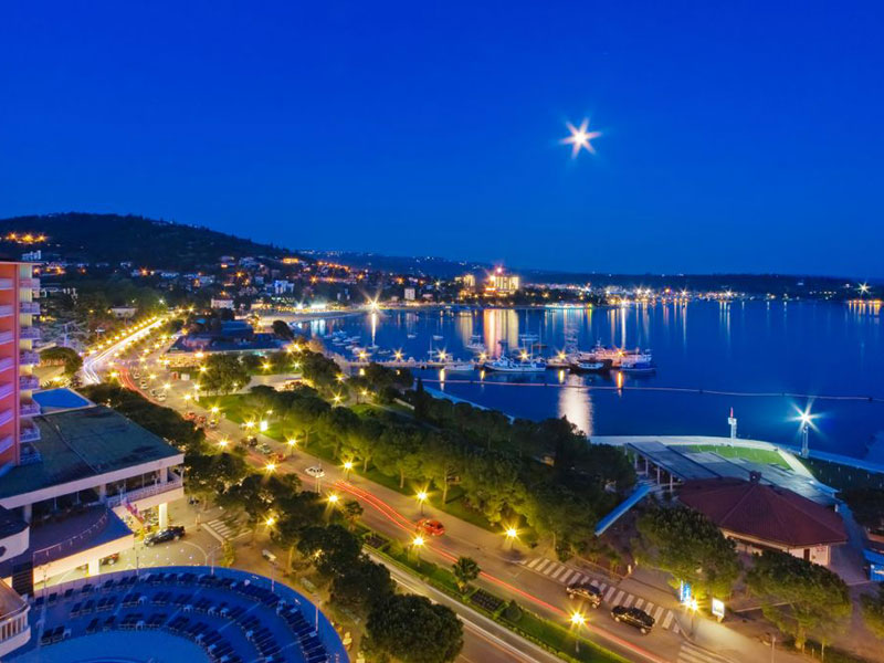 Portorož  je atraktivno, urbano obmorsko naselje, ki se nahaja v zavetrni legi pod strmim flišnim grebenom, na severni obali Piranskega zaliva.