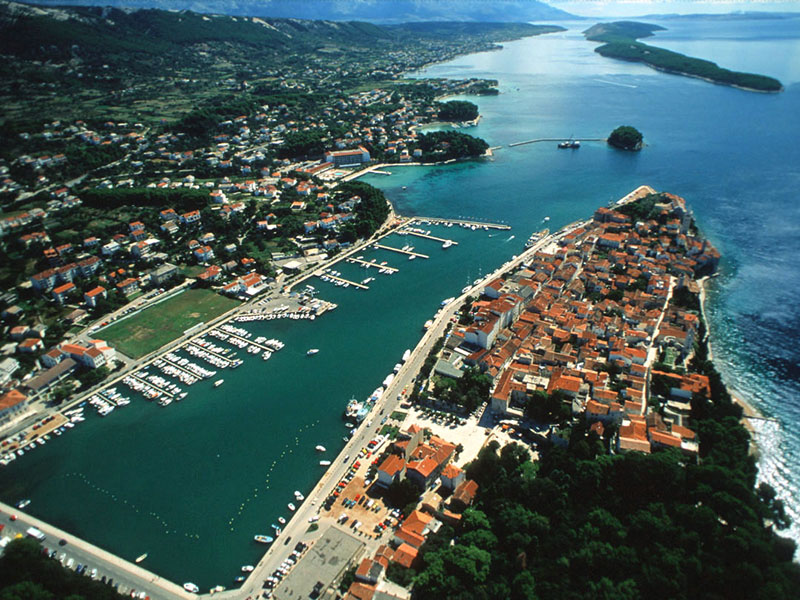 Rab, slikoviti zeleni otok v Kvarnerskem zalivu, s povprečno 2520 sončnih ur na leto.