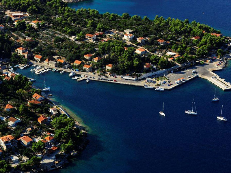 Rogač, pristanišče glavnega naselja na otoku Šolta, Grohote, in glavna vez otoka s kopnim, se nahaja na severni obali otoka, v mirni uvali obdani z borovimi drevesi, 9 nm od mesta Split.