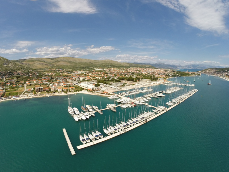 Seget Donji je majhno ribiško mestece, 2 km zahodno od Trogirja. 